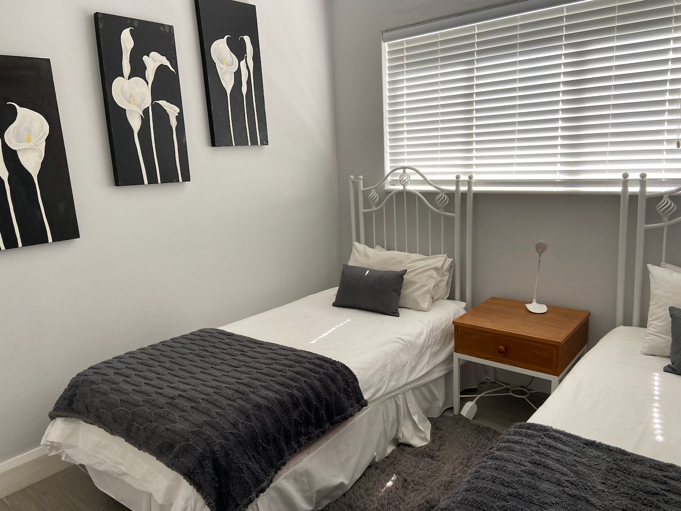 Bedroom with two single beds at 21A Garden Majesty, Castleton, Plettenberg Bay
